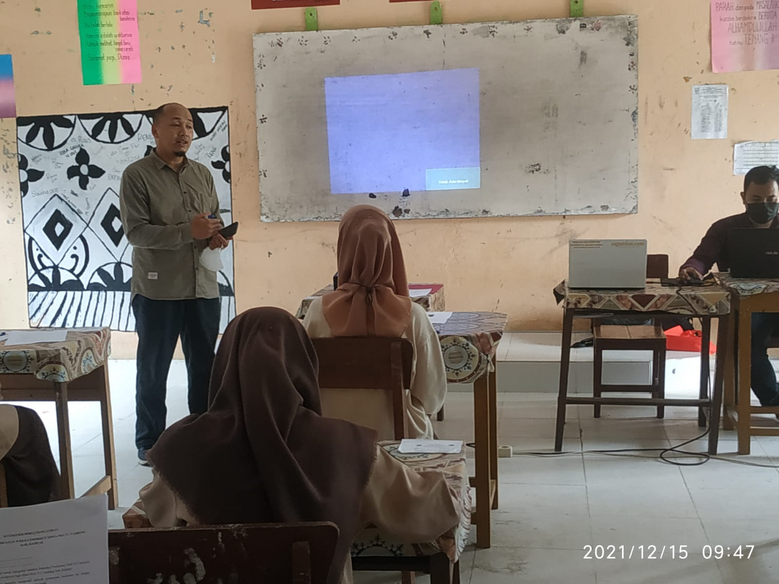 Pelatihan Pembuatan Design Web E-Commerce Siswa SMA N 1 Tambang